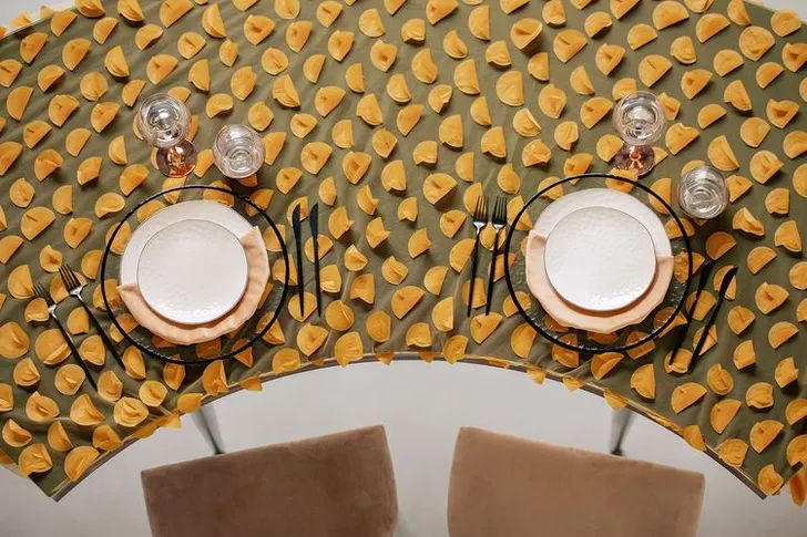 Персиковый сет за прямоугольным столом