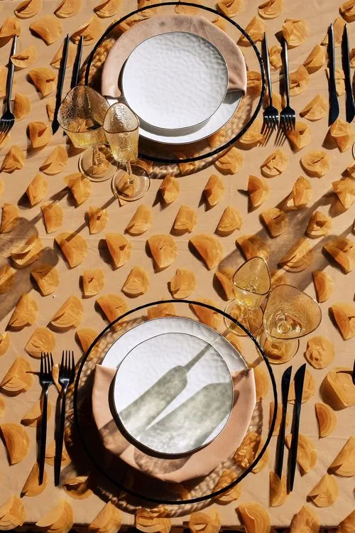 Персиковый сет за прямоугольным столом