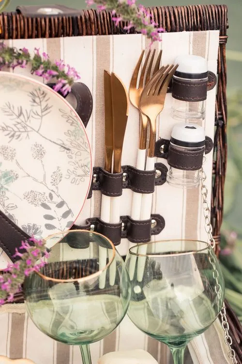 Пикник с бокалами и корзинкой