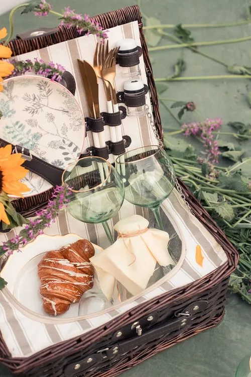 Пикник с бокалами и корзинкой
