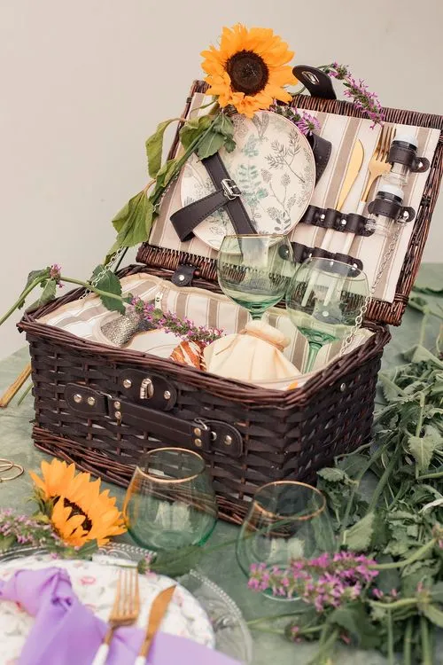 Пикник с бокалами и корзинкой