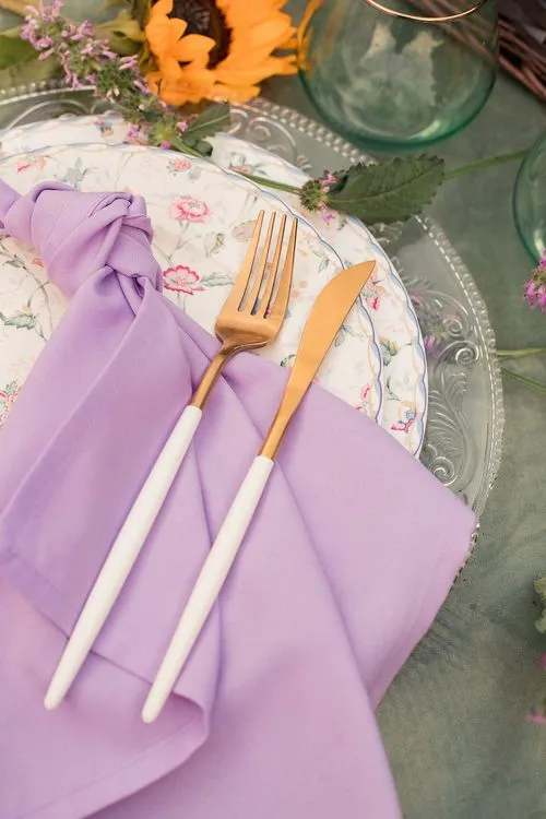 Пикник с бокалами и корзинкой