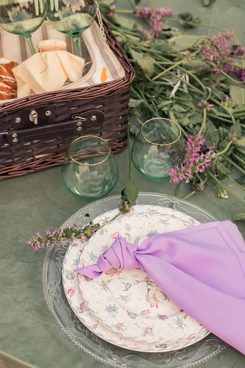 Пикник с бокалами и корзинкой