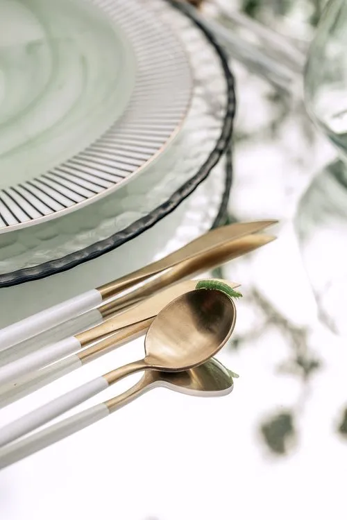 Полевой сет за зеркальным прямоугольным столом