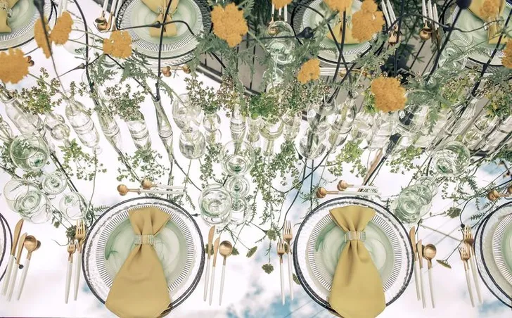 Полевой сет за зеркальным прямоугольным столом