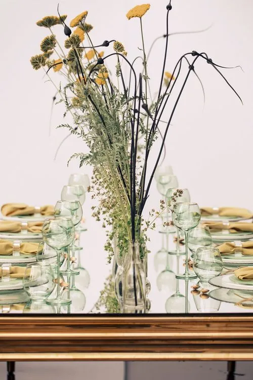 Полевой сет за зеркальным прямоугольным столом