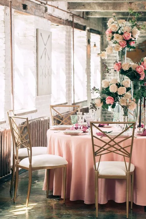 Пыльно-розовая сервировка за круглым столом