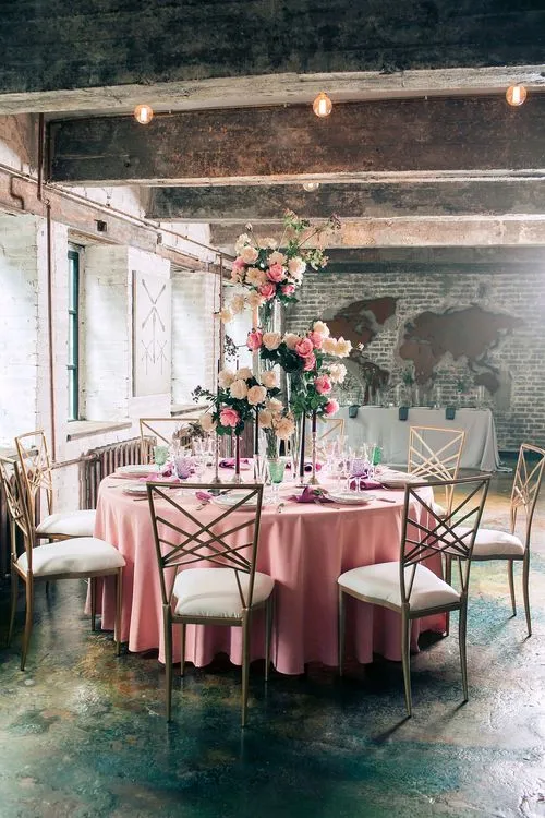 Пыльно-розовая сервировка за круглым столом