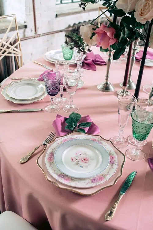 Пыльно-розовая сервировка за круглым столом