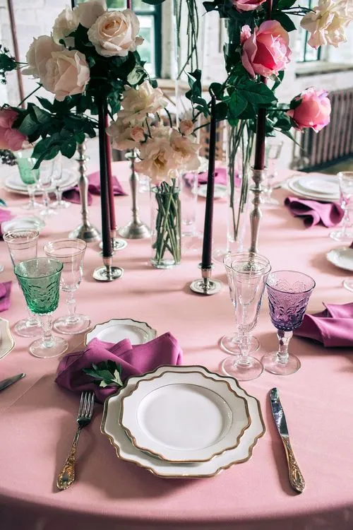 Пыльно-розовая сервировка за круглым столом