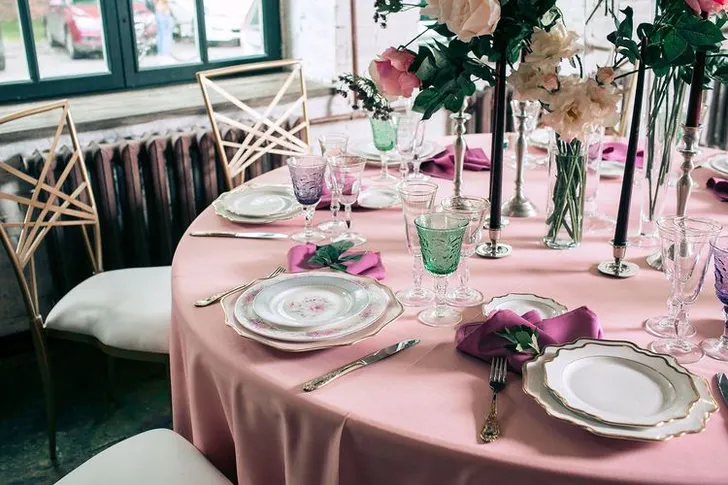 Пыльно-розовая сервировка за круглым столом