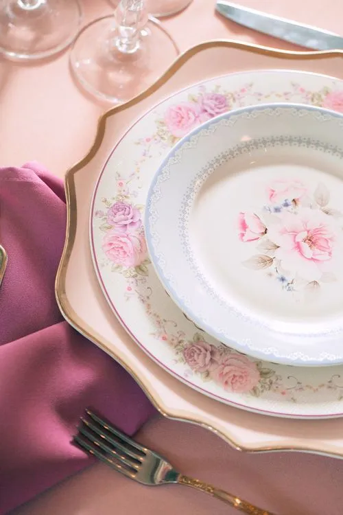 Пыльно-розовая сервировка за круглым столом