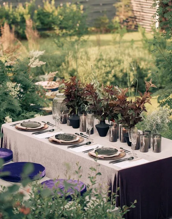 Пыльно-фиолетовый сет за прямоугольным столом