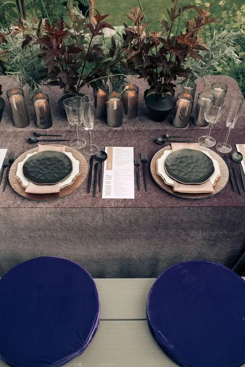 Пыльно-фиолетовый сет за прямоугольным столом