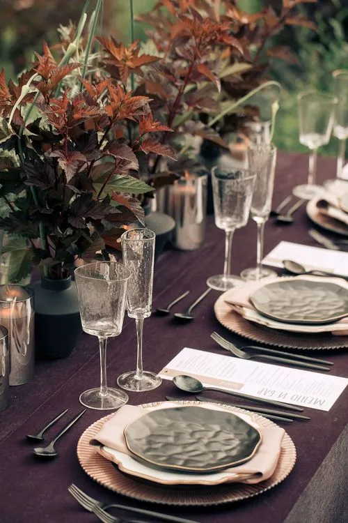 Пыльно-фиолетовый сет за прямоугольным столом