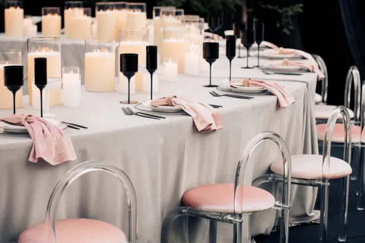 Розово-серый сет за столом-волна