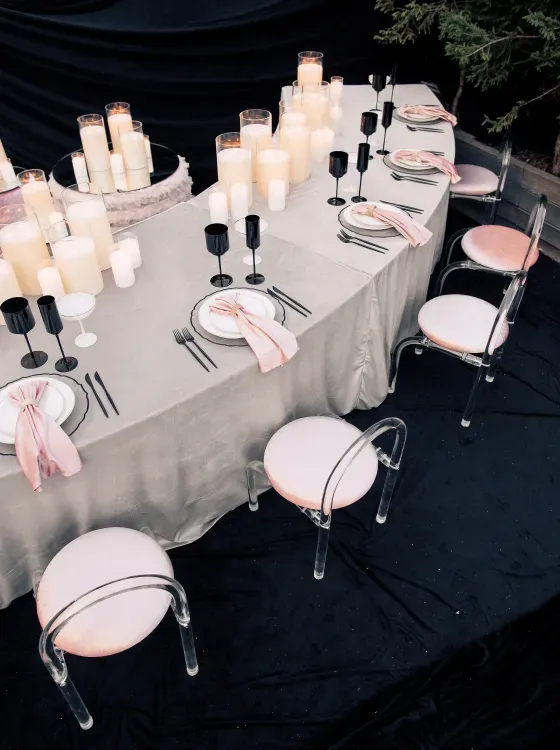 Розово-серый сет за столом-волна