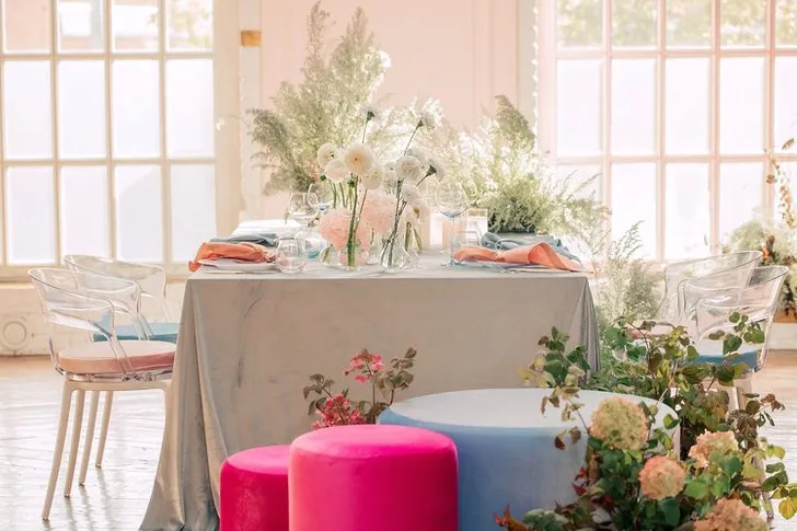 Розово-голубая сервировка с пуфами