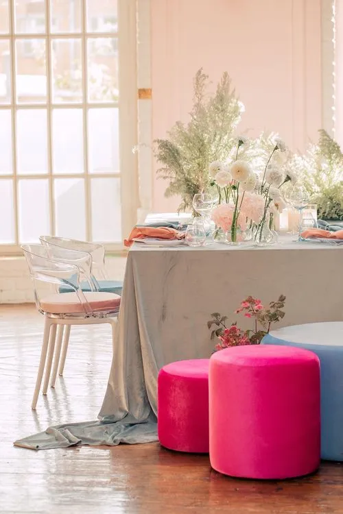 Розово-голубая сервировка с пуфами