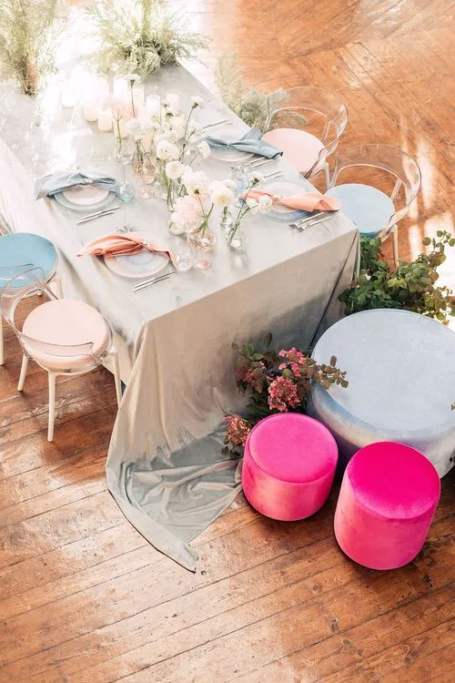 Розово-голубая сервировка с пуфами