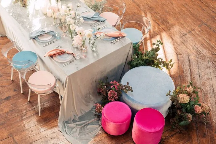 Розово-голубая сервировка с пуфами