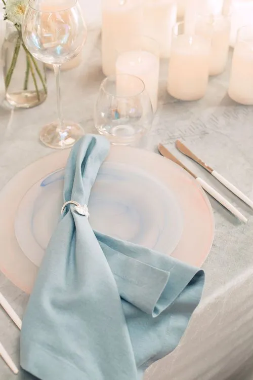 Розово-голубая сервировка с пуфами