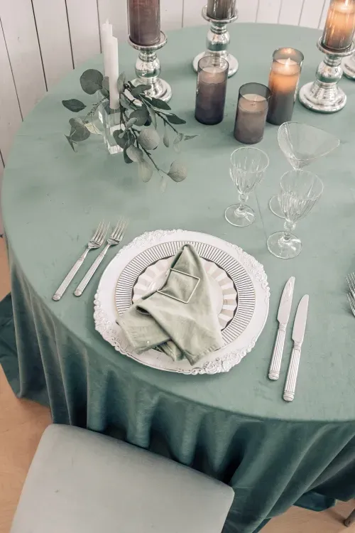 Сервировка в зеленых тонах за круглым столом