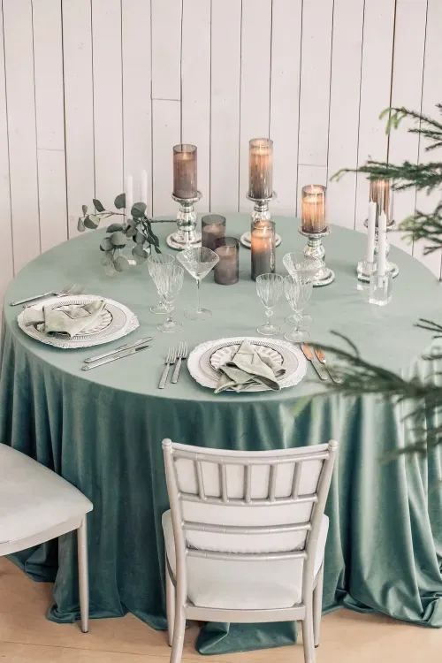 Сервировка в зеленых тонах за круглым столом