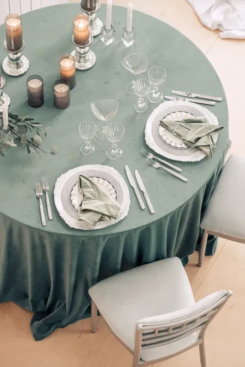 Сервировка в зеленых тонах за круглым столом