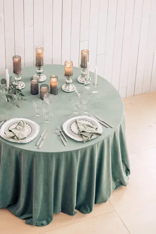 Сервировка в зеленых тонах за круглым столом