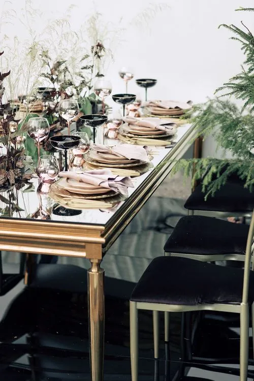 Сет за зеркальный прямоугольным столом