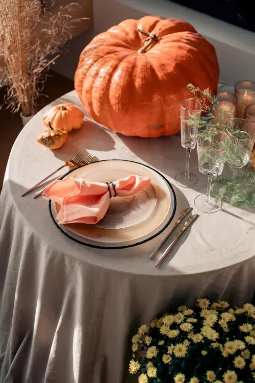 Сеты в природных тонах за круглым столом