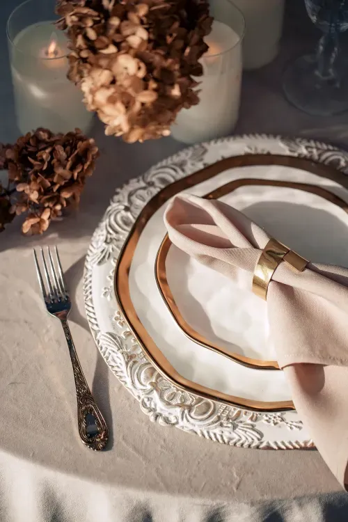 Сеты в природных тонах за круглым столом