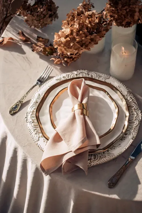 Сеты в природных тонах за круглым столом