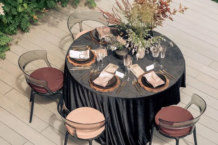 Шоколадно-дымчатый сет за круглым столом