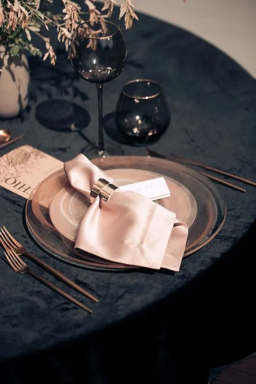 Шоколадно-дымчатый сет за круглым столом