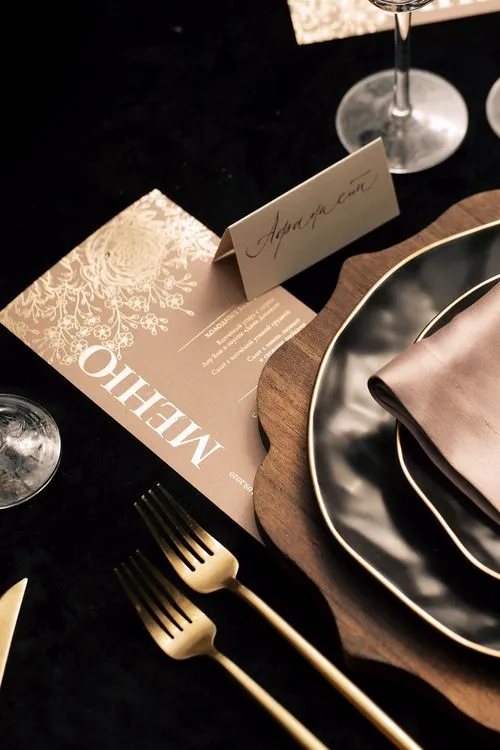 Шоколадно-дымчатый сет за круглым столом