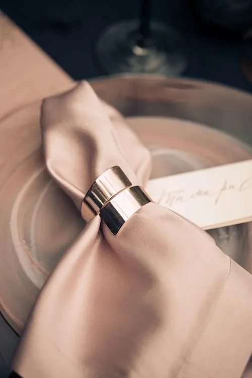 Шоколадно-дымчатый сет за круглым столом