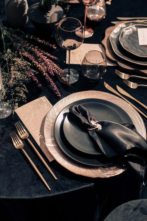 Шоколадно-дымчатый сет за круглым столом