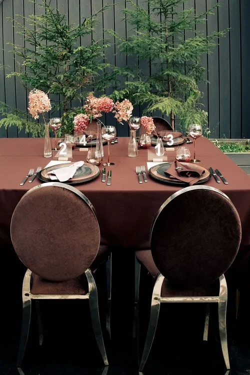 Шоколадный сет за прямоугольным столом