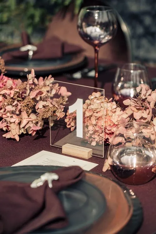 Шоколадный сет за прямоугольным столом