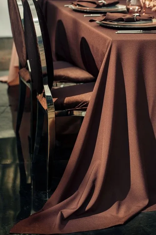 Шоколадный сет за прямоугольным столом