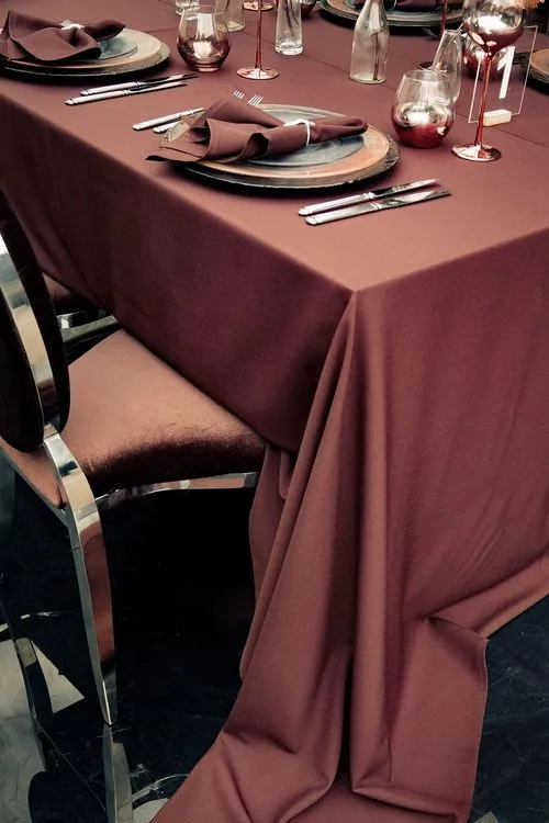 Шоколадный сет за прямоугольным столом