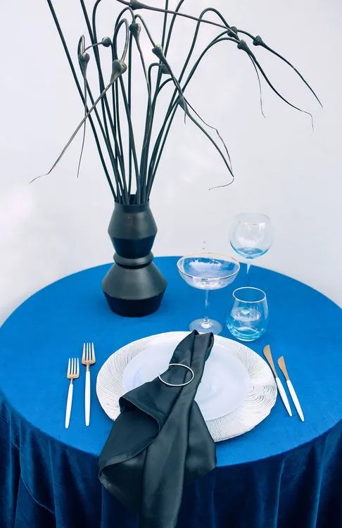 Синий сет за круглым столом
