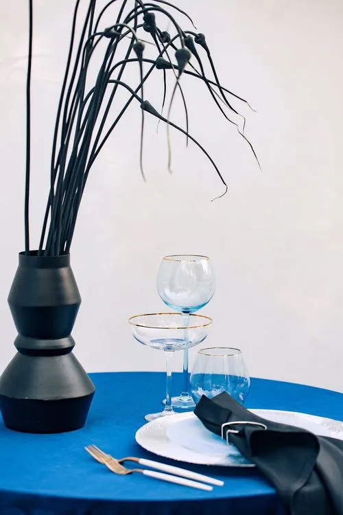 Синий сет за круглым столом