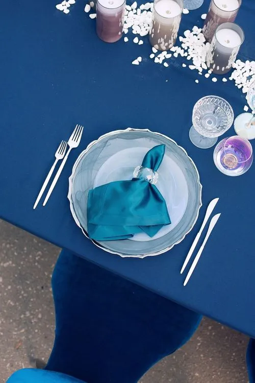 Синий сет за прямоугольным столом