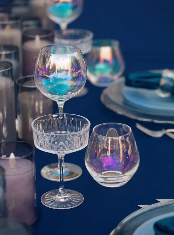 Синий сет за прямоугольным столом