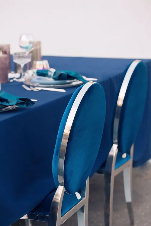Синий сет за прямоугольным столом