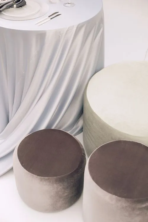 Стальной-серый сет с пуфами