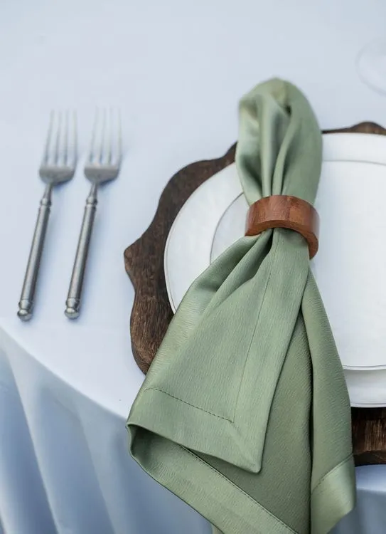 Стальной-серый за круглым столом